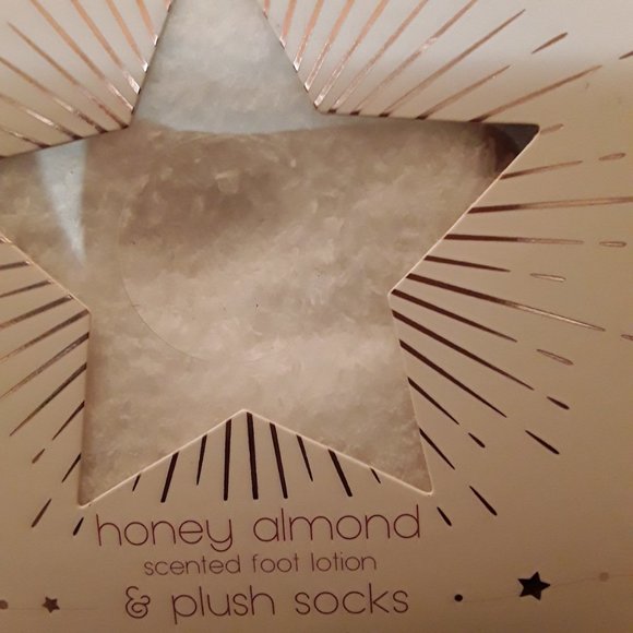 Honey Almond Cozy Plush Socks & Foot Lotion Set NEW - Picture 3 of 5